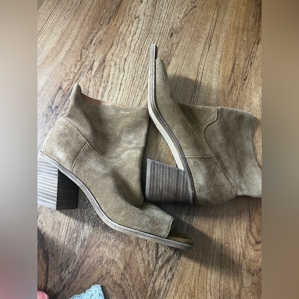 Lucky Brand Cognac Tan Suede Pull-on Peep Toe Slouchy Ryemi Bootie women’s 10.5